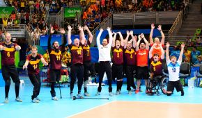 DIe Sitzvolleyballer bei der Sieger-Laola mit dem vollen Riocentro 6