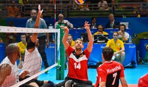 Spielszene beim Sitzvolleyball