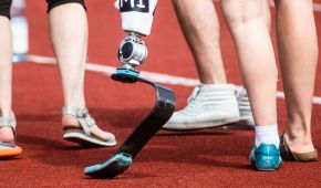 Person mit Sportprothese auf einer Tartanbahn