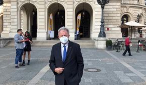Friedhelm Julius Beucher vor der Alten Oper in Frankfurt