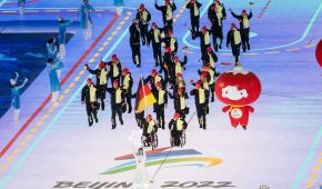 Das Team Deutschland Paralympics aus der Vogelperspektive beim Einlauf bei der Eröffnungsfeier in Peking 2022
