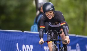 Maike Hausberger kämpft auf dem Straßenrad  in Clichy-sous-Bois um jede Sekunde.