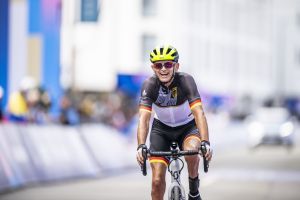Michael Teuber bei der Zieleinfahrt vom Straßenrennen bei den Paralympics 2024