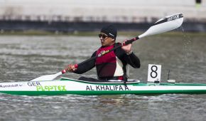 Anas Al Khalifa in seinem grün-weißen Kanuboot auf dem Wasser
