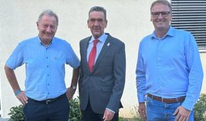 Friedhelm Julius Beucher, Rüdiger Oppers und Stefan Kiefer vor der DBS-Geschäftsstelle