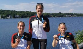 Esther Bode, Felicia Laberer und Lillemor Köper mit ihren WM-Medaillen