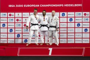 Podium bei der Para Judo-EM mit den Medaillengewinnern um Daniel Goral auf der linken Seite
