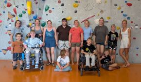 Die Kinder des Feriencamps in der Kletterhalle