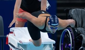 Gina Böttcher springt vom Startblock ins Wasser