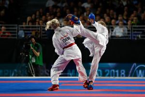 Zwei weibliche Karate Sportlerinnen