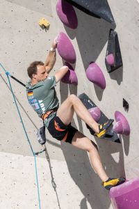 Kevin Bartke an der Kletterwand