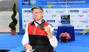 Para Ruderer Marcus Klemp mit seiner Bronzemedaille bei der Siegerehrung