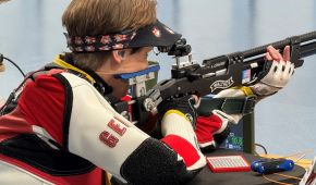 Natascha Hiltrop visiert das Ziel mit Gewehr
