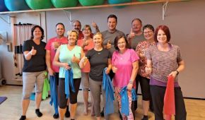 Rehasportübungsleiterin mit ihrer Rehasportgruppe