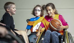 Kinder beim Rollstuhlbasketball spielen