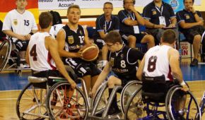 Lukas Jung (GER, #8) stellt einen Block für Leon-Ole Schöneberg (GER, #13). Nicola Goncin (CAN, #4) und Joel Watts (CAN, #8) müssen zuschauen.