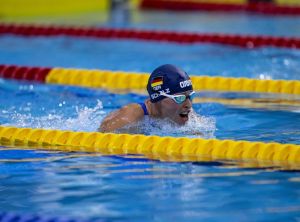 Tanja Scholz im Wasser beim Brustschwimmen