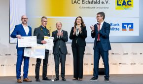 Die Vereinsvertreter des LAC Eichsfeld nehmen den ersten Preis von Olaf Scholz und Thomas Weikert entgegen.