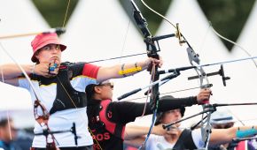 Flora Kliem spannt den Recurve-Bogen und fokussiert das Ziel an