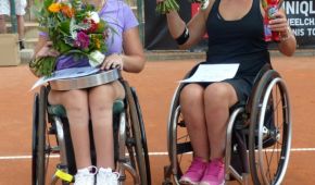 Siegerehrung mit Katharina Krüger (links) und Lucy Shuker