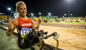 Vanessa Low neben der Sprunggrube