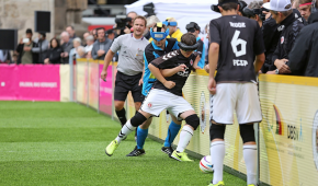 Zweikampf beim Blindenfußball