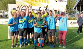 Die Mannschaft aus Marburg feiert den Titel