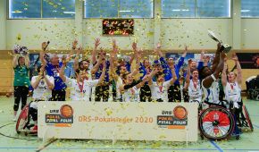 Die Pokalsieger jubeln gemeinsam im Konfettiregen