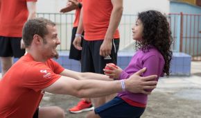 Goalballer Stefan Hawranke bei der Begegnung mit einem Mädchen aus der Kindertagesstätte