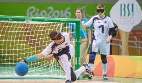 Goalballer Thomas Steiger beim Wurf