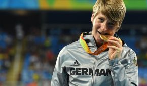 Franziska Liebhardt mit ihrer Goldmedaille ©Ralf Kuckuck/DBS