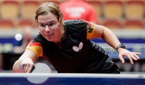 Juliane Wolf fokussiert bei einem Ballwechsel