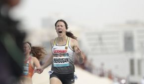 Irmgard Bensusan überquer jubelnd die Ziellinie
