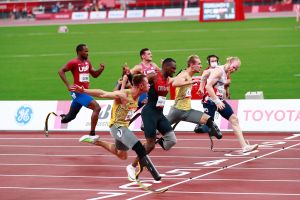 Hauchdünner Zielsprint bei den Paralympics in Tokio über 100 Meter mit 4 Athleten auf einer Linie