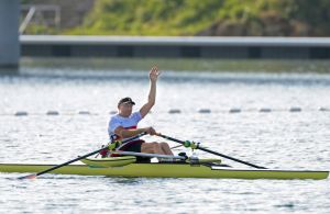 Markus Klemp im Einer winkt nach dem Wettkampf