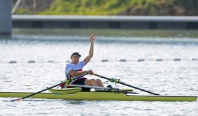 Markus Klemp im Einer winkt nach dem Wettkampf