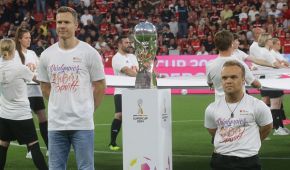 Markus Rehm und Niko Kappel stehen vor Spielbeginn neben dem Supercup auf dem Rasen
