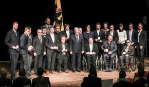 Die deutschen Leichtathleten mit Bundespräsident Gauck bei der Verleihung des Silbernen Lorbeerblattes