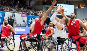 Rollstuhlbasketballer Jan Haller beim Wurf