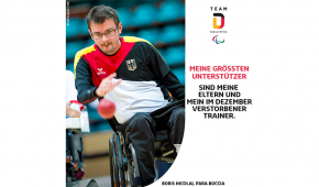 Boris Nicolai platziert eine Boccia Kugel