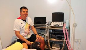Dr. Jürgen Kosel im Behandlungszimmer im Paralympischen Dorf