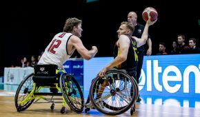 Rollstuhlbasketballer Jan Haller im Duell mit einem Gegenspieler