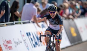 Maike Hausberger jubelt bei der Zieleinfahrt