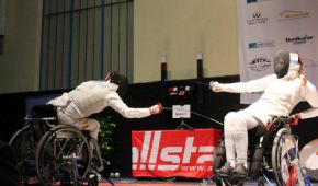 Zwei Athleten/innen beim Rollstuhlfechten
