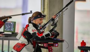 Natascha Hiltrop beim Laden ihres Gewehrs