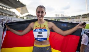 Nele Moos strahlt mit der Deutschlandfahne