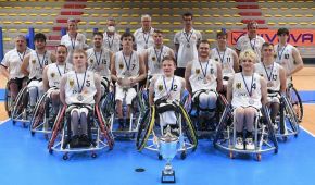 Die Mannschaft der U22 Rollstuhlbasketballer mit Medaillen und einem Pokal