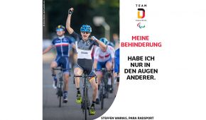 Steffen Warias jubelt beim Überqueren der Ziellinie auf seinem Rad