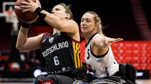 Catharina Weiß im Spiel gegen Großbritannien auf dem Weg zum Korb.