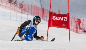 Monoskifahrerin Anna Schaffelhuber fährt auf der Piste um die Tore.